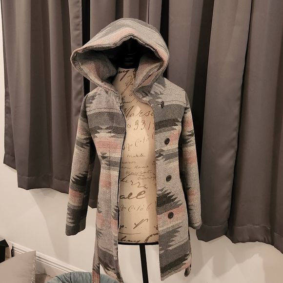 CoffeeShop Other - Light pink and gray aztec Coffeshop coat size L, new without tags!